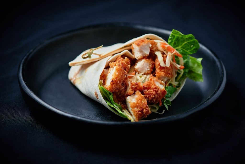 specialite-poulet-restaurant-cosy-poulet-roti-poulet-croustillant-salade