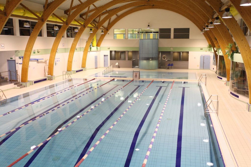 commun-relaxation-exercices-aquatiques-fitness-cours-pour-adultes-piscine